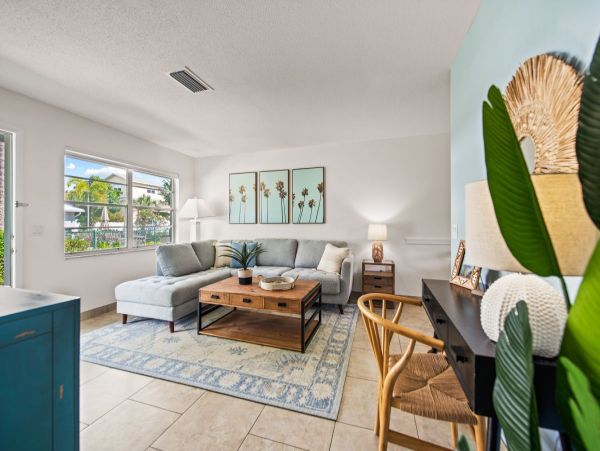 2 Bedroom Rental Condo with Pool in Anna Maria Sleeps 6
