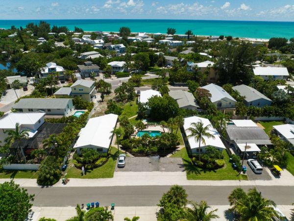 2 Bedroom Rental Condo with Pool in Anna Maria Sleeps 6