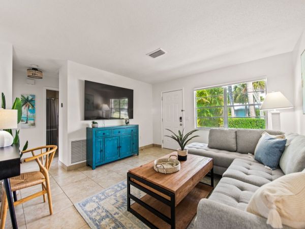 2 Bedroom Rental Condo with Pool in Anna Maria Sleeps 6