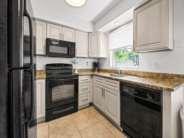 2 Bedroom Rental Condo with Pool in Anna Maria Sleeps 6