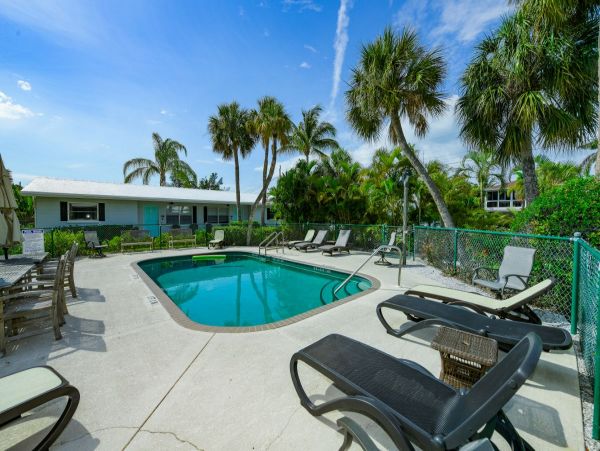 2 Bedroom Rental Condo with Pool in Anna Maria Sleeps 6