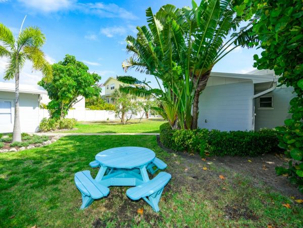 North End 2 Bedroom ground level short stroll to beach