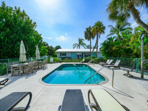 North End 2 Bedroom ground level short stroll to beach