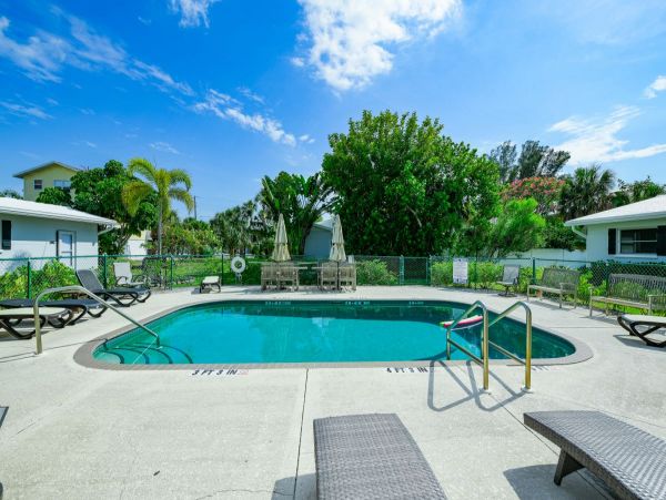 North End 2 Bedroom ground level short stroll to beach