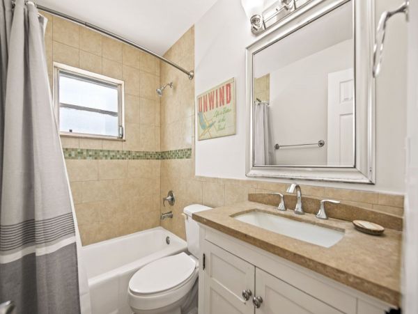 North End 2 Bedroom ground level short stroll to beach