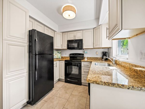 North End 2 Bedroom ground level short stroll to beach