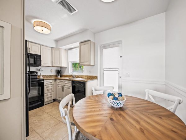 North End 2 Bedroom ground level short stroll to beach