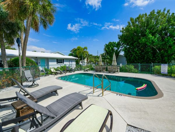 North End 2 Bedroom ground level short stroll to beach