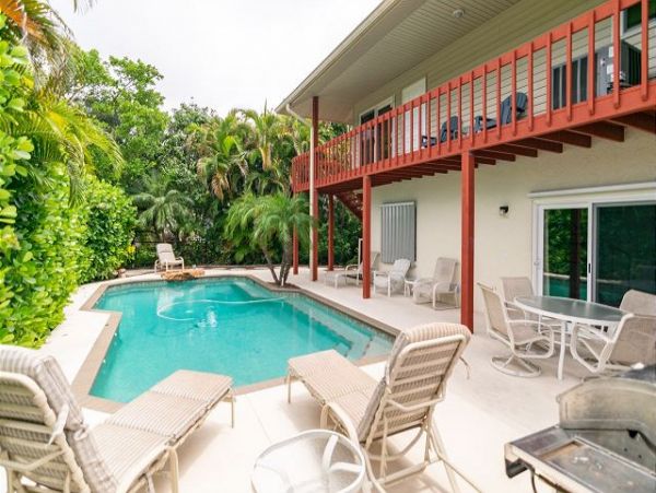 Holmes Beach Rental with Pool and Close Walk to Beach