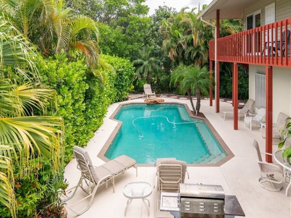 Holmes Beach Rental with Pool and Close Walk to Beach