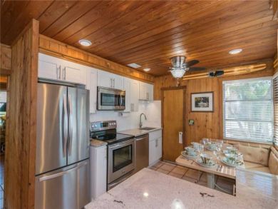 Anna Maria 2 bedroom home 100 yards from beach!