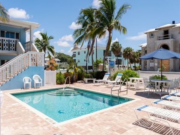 Beachside Complex at Holmes Beach One Bedroom Sleeps 4