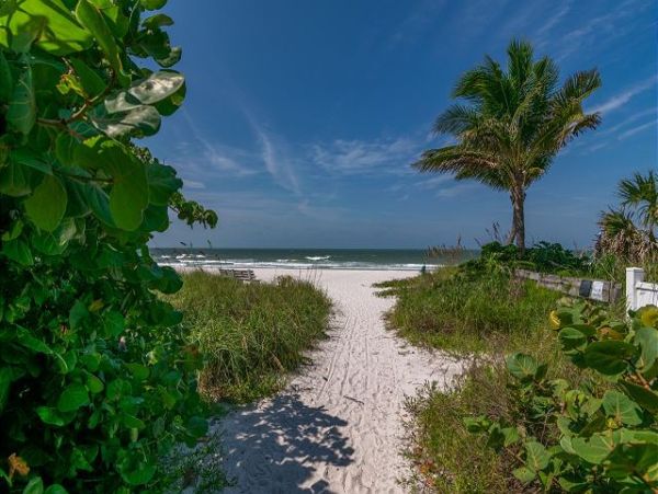 A Spacious Anna Maria Island Duplex Sleeps 4 Walk to Beach