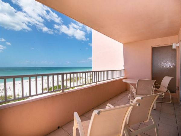 Stunning 2 Bedroom Condo On Beach With Pool