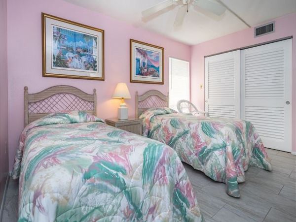 Stunning 2 Bedroom Condo On Beach With Pool