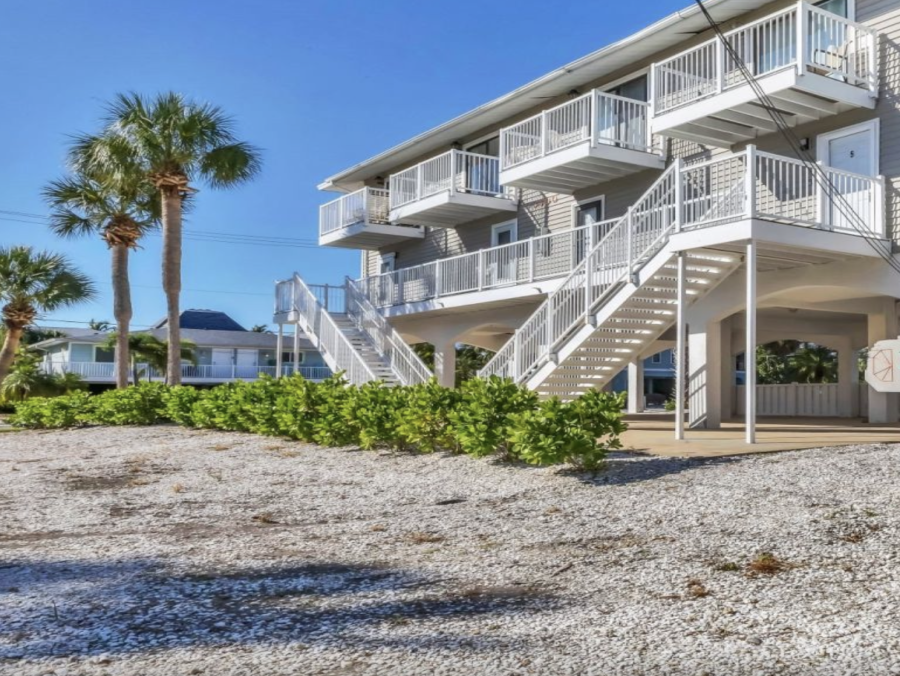 Holmes Beach 2 Bedroom Vacation Condo Steps to Beach
