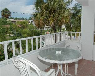 STROLL TO BEACH FROM THIS 2 BEDROOM TOWNHOME STROLL TO BEACH FROM THIS 2 BEDROOM TOWNHOME