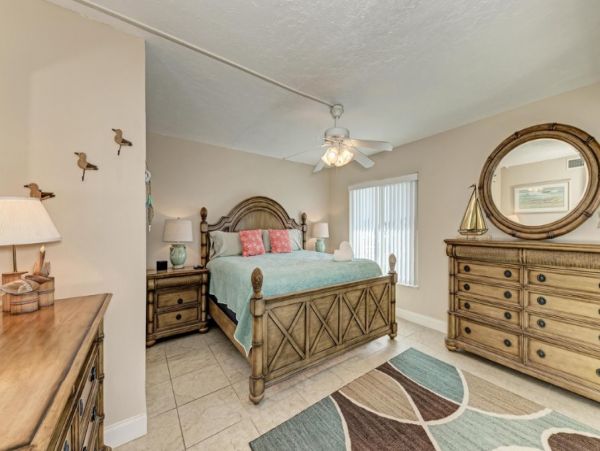 Second Floor 2 Bedroom Condo with Gulf Views in Holmes Beach