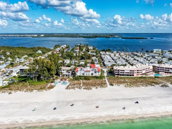 Second Floor 2 Bedroom Condo with Gulf Views in Holmes Beach