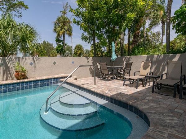 Holmes Beach Two Bedroom, Two Bath Value Priced Condo