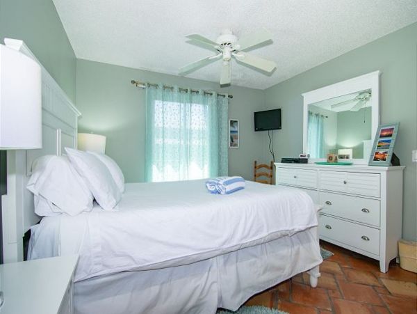 Holmes Beach Two Bedroom, Two Bath Value Priced Condo