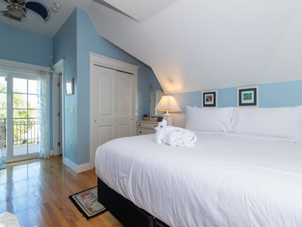 Two Bedroom Vacation Rental Bradenton Beach- 60 yards Beach
