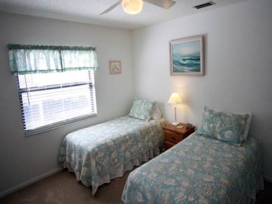 Bedroom 2 with twin beds