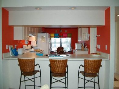 Kitchen with breakfast bar