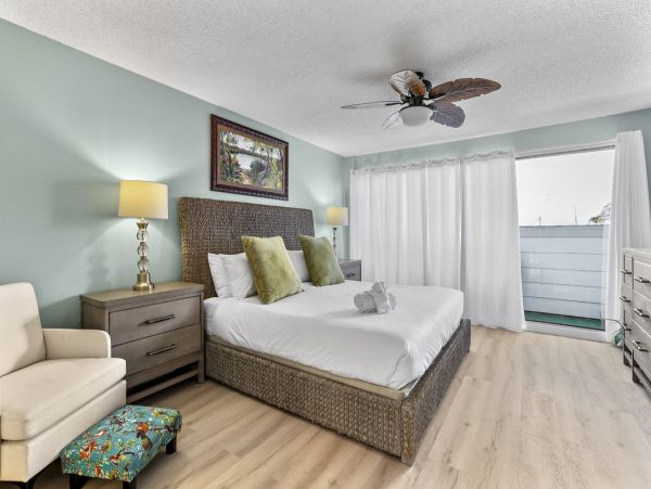 Anna Maria Island Beachfront 2 Bedroom Condo with Pool & Views