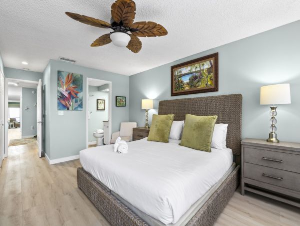 Anna Maria Island Beachfront 2 Bedroom Condo with Pool & Views