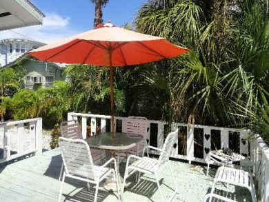 Vacation Cottage Anna Maria Island with Deck and table and chairs Vacation Cottage Anna Maria Island with Deck and table and chairs