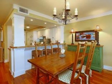 Dining Area & Breakfast Bar