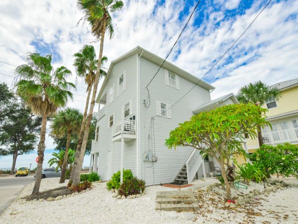2 Bedroom Vacation Home Rental- Views of Gulf  3o Seconds to Beach