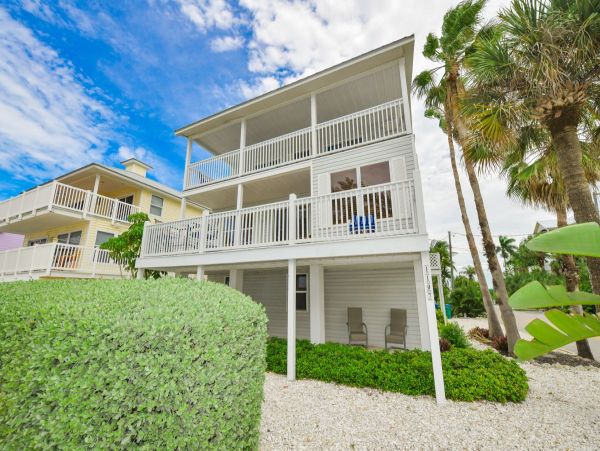 2 Bedroom Vacation Home Rental- Views of Gulf  3o Seconds to Beach