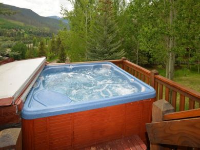 West Vail Luxury Rental 30 Yards from the Free Shuttle