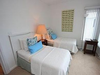 Bedroom 2 with Twin Beds