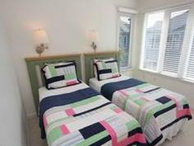 Bedroom 2 with Twin Beds