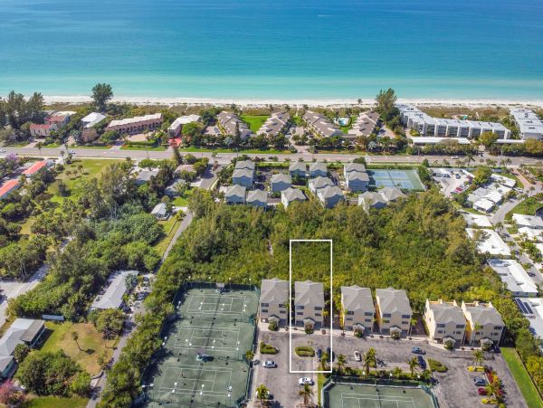 Longboat Key Walk to Beach Townhome
