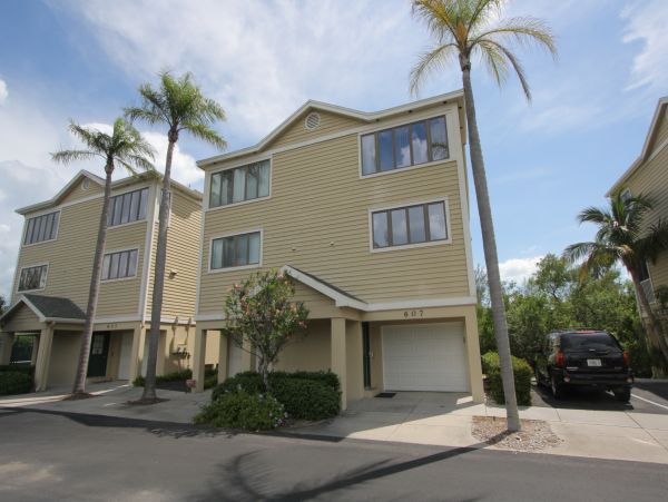 Longboat Key Walk to Beach Townhome