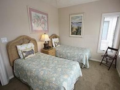 Bedroom 2 with Twin Beds