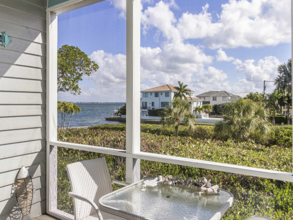 Longboat Key Vacation Town Home Walk to Beach &.Communal Pool