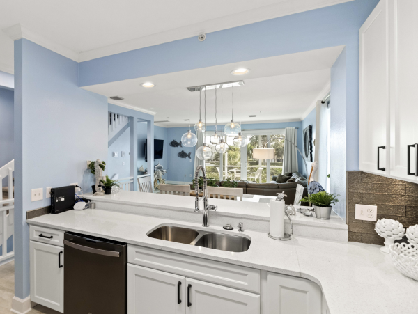 Longboat Key Vacation Town Home Walk to Beach &.Communal Pool