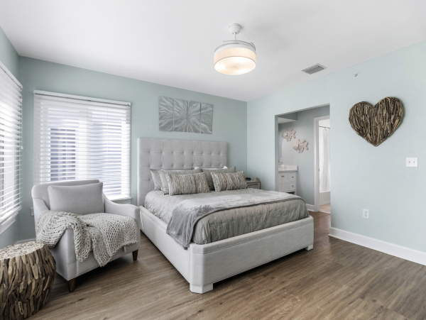 Longboat Key Vacation Town Home Walk to Beach &.Communal Pool