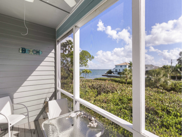 Longboat Key Vacation Town Home Walk to Beach &.Communal Pool