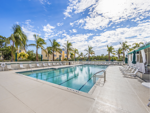 Longboat Key Vacation Town Home Walk to Beach &.Communal Pool