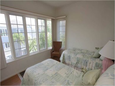 Bedroom 2 with Twin Beds
