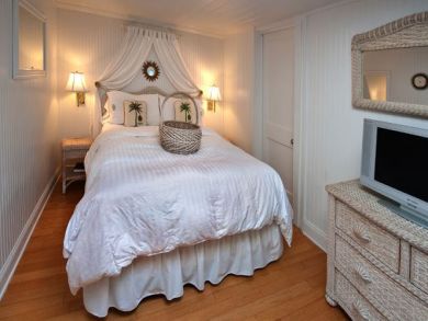 Bedroom - Queen bed