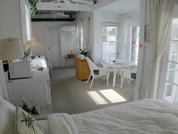 Open Plan Living with Queen Bed