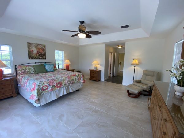 Holmes Beach Victorian Style Large Heated Pool 3 Bedrooms