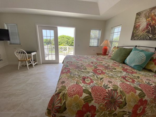 Holmes Beach Victorian Style Large Heated Pool 3 Bedrooms